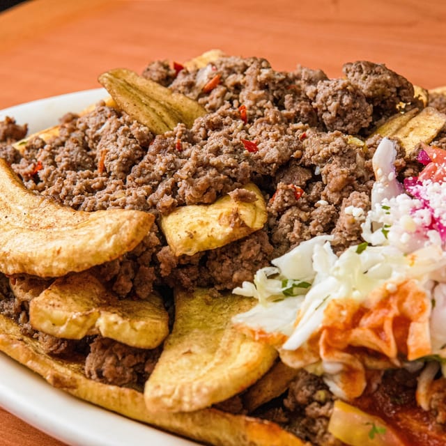 Carne Molida con Tajadas.