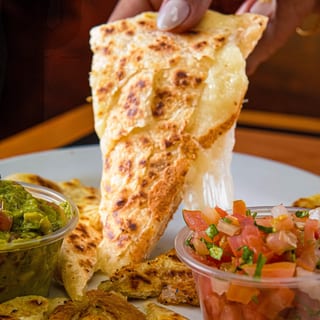 Quesadilla pico, guacamole
