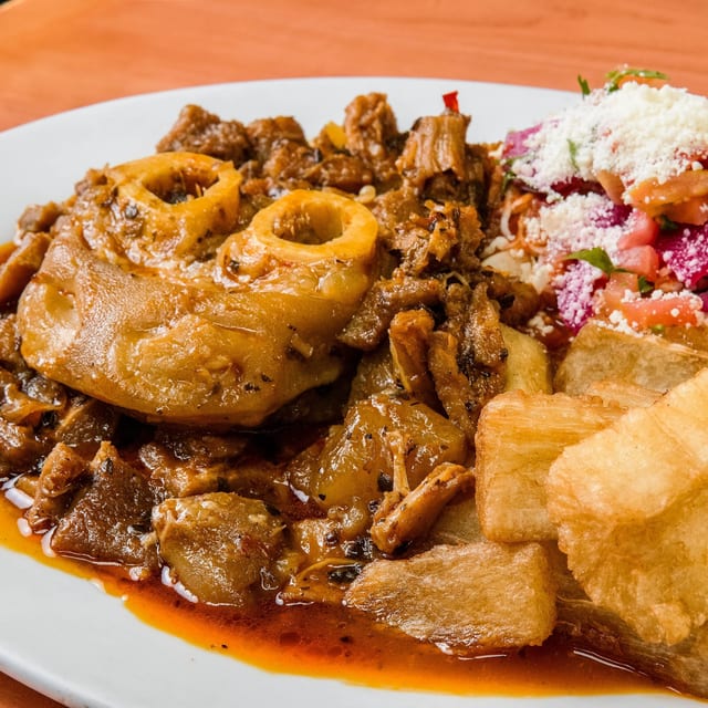Yuca con Pata.