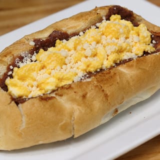 Pan con Frijol y Huevo