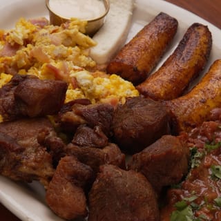 Desayuno con chicharron (plantanos,chicharrones,queso,crema )